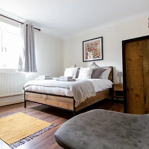a-chic-and-stylish-canal-side-apartment-with-terrace.hotelsin-chester.com/