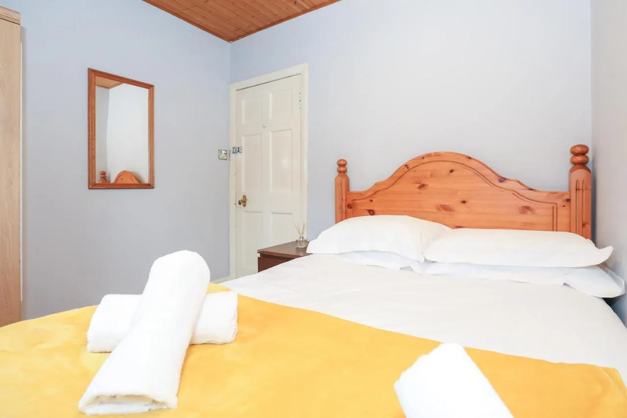 Beautiful 4 Bedroom Cottage - Ideal Location - Free Parking Edinburg