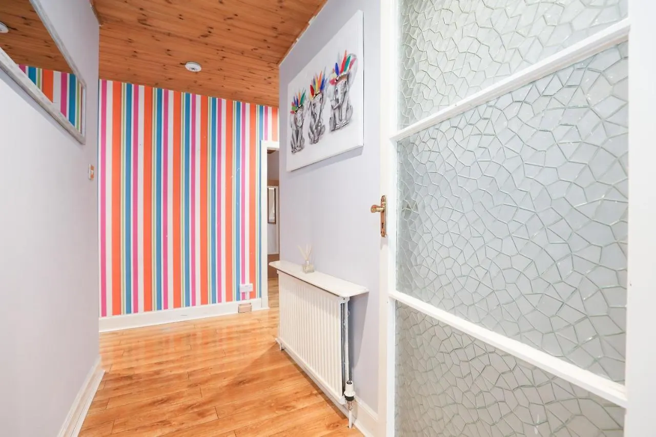 Beautiful 4 Bedroom Cottage - Ideal Location - Free Parking Edinburg 0*,  Storbritannien