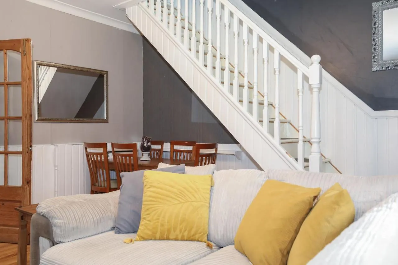 Beautiful 4 Bedroom Cottage - Ideal Location - Free Parking Edinburg Semesterbostad