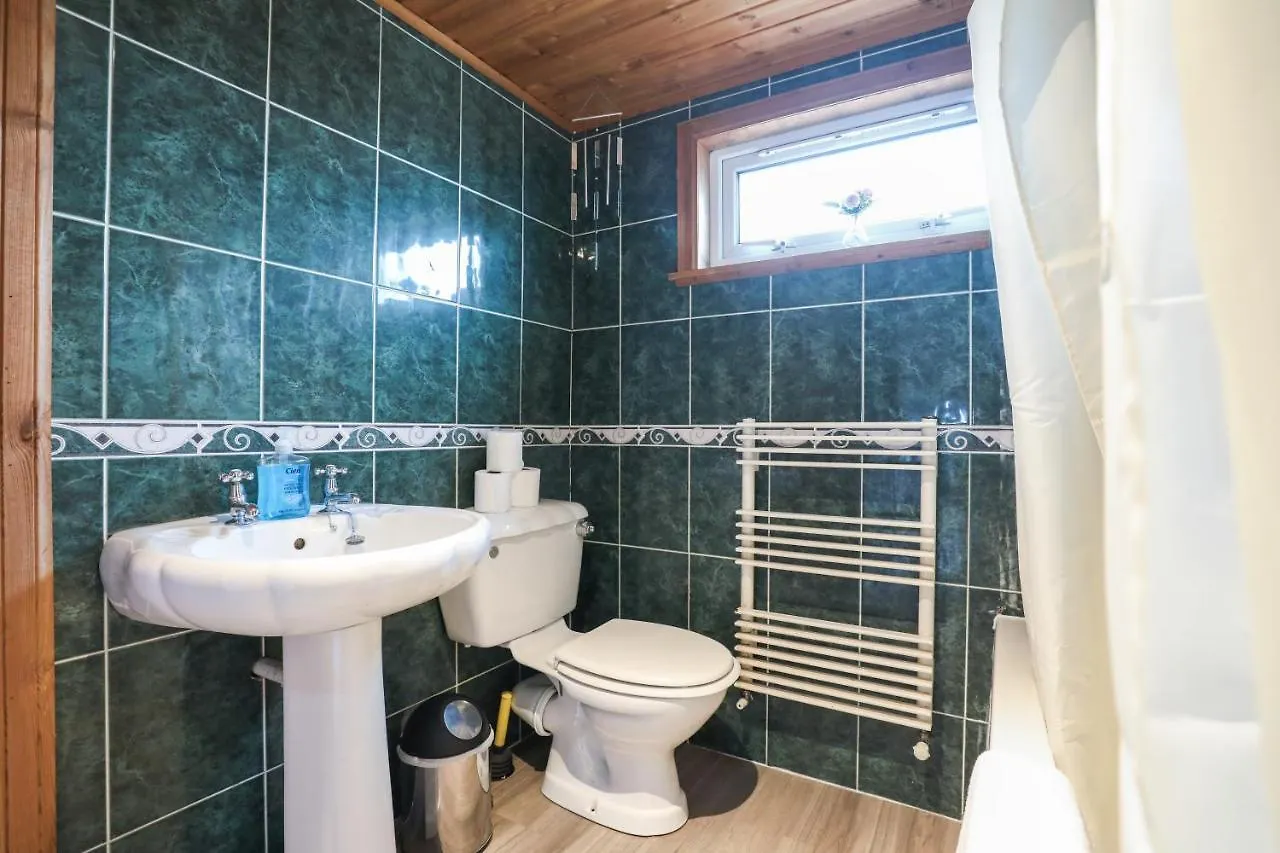 Beautiful 4 Bedroom Cottage - Ideal Location - Free Parking Edinburg Semesterbostad