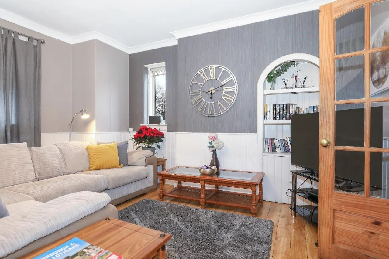 Beautiful 4 Bedroom Cottage - Ideal Location - Free Parking Edinburg Semesterbostad
