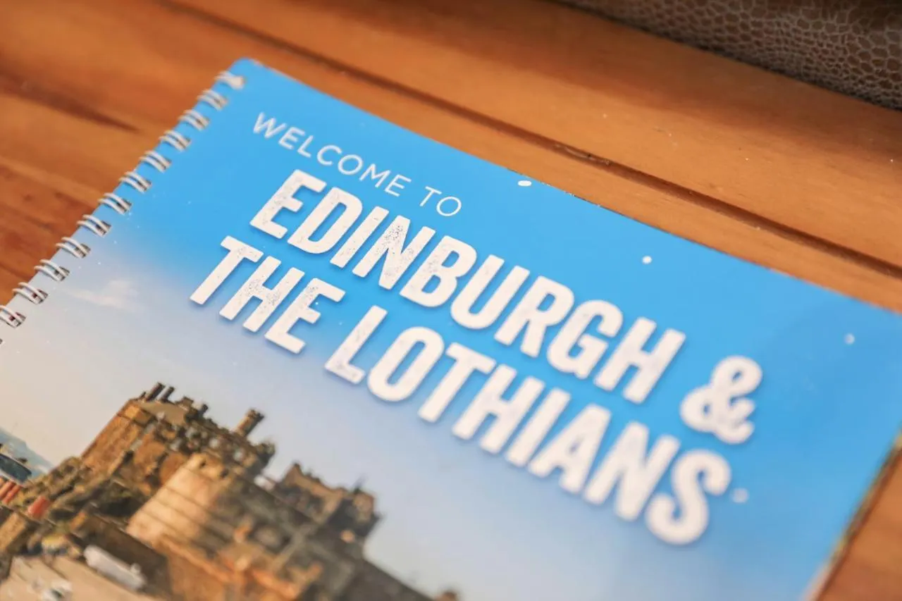 Beautiful 4 Bedroom Cottage - Ideal Location - Free Parking Edinburg