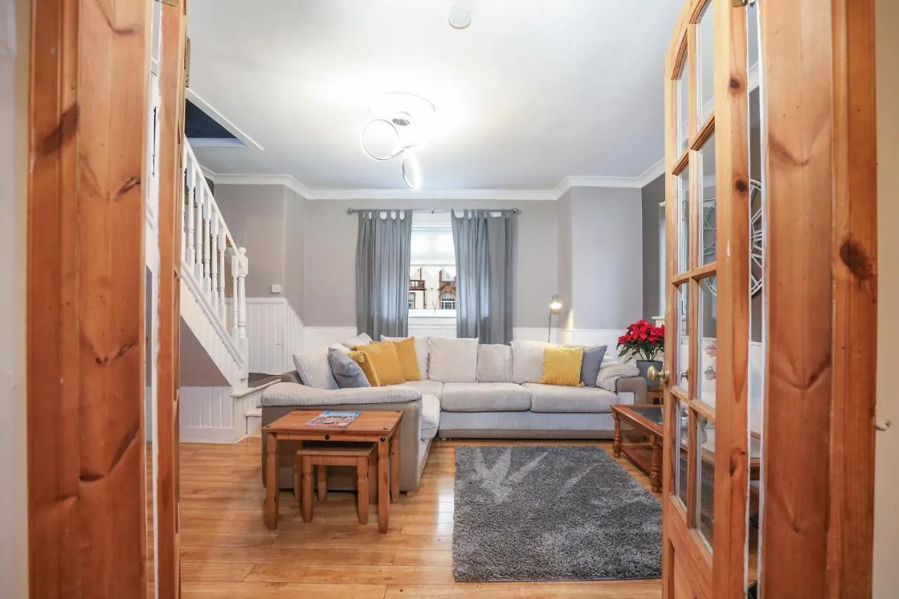 Beautiful 4 Bedroom Cottage - Ideal Location - Free Parking Edinburg