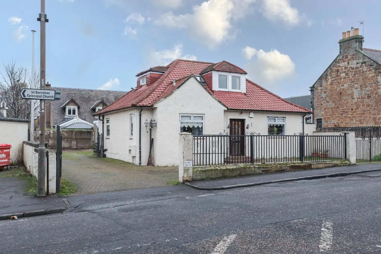 Beautiful 4 Bedroom Cottage - Ideal Location - Free Parking Edinburg Semesterbostad