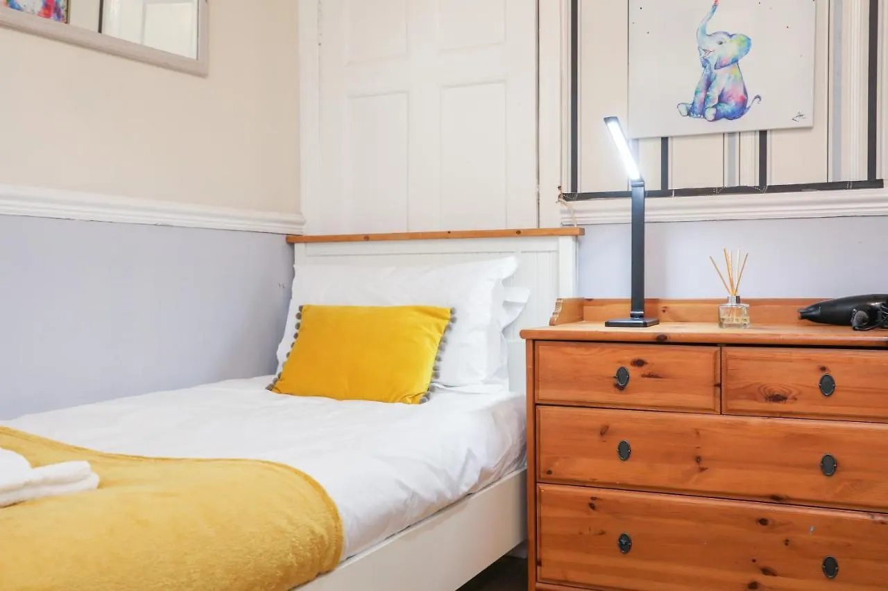 Semesterbostad Beautiful 4 Bedroom Cottage - Ideal Location - Free Parking Edinburg
