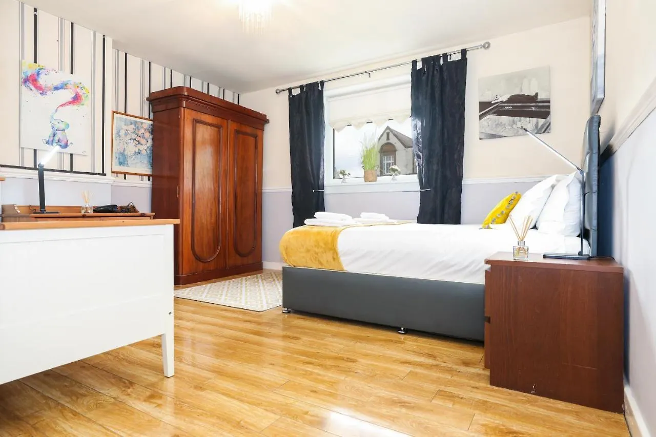 Semesterbostad Beautiful 4 Bedroom Cottage - Ideal Location - Free Parking Edinburg